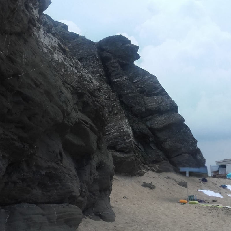 Der mumienförmige Felsen am Veleka-Strand in Sinemorets – eine natürliche Formation, die an eine liegende Figur erinnert, eine der versteckten Attraktionen der Region.